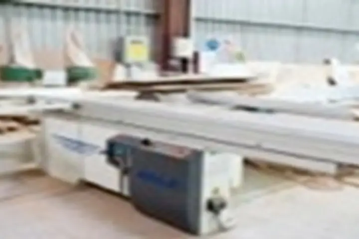 High precision sliding table saw