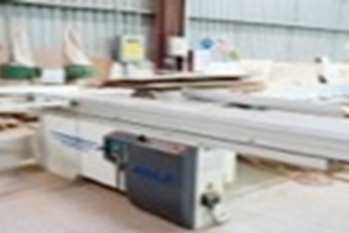 High precision sliding table saw